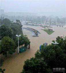 湖南东安遭大暴雨袭击  城区多处路段积水严重 