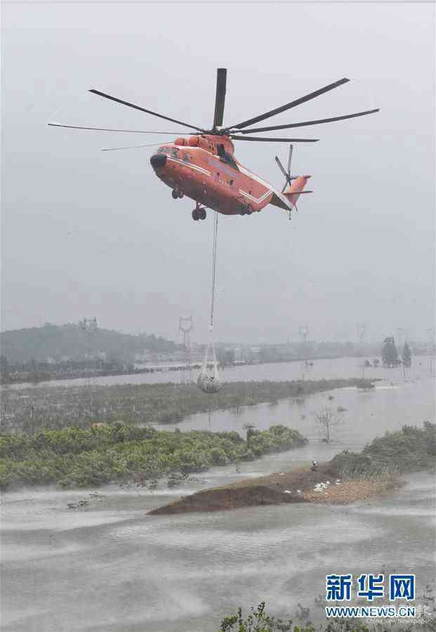 （社会）（2）湖北阳新：直升机空投网兜石块封堵富河溃口