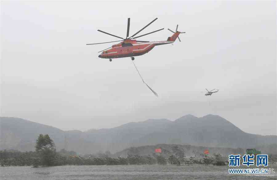 （社会）（3）湖北阳新：直升机空投网兜石块封堵富河溃口