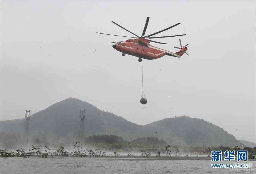 （社会）（4）湖北阳新：直升机空投网兜石块封堵富河溃口