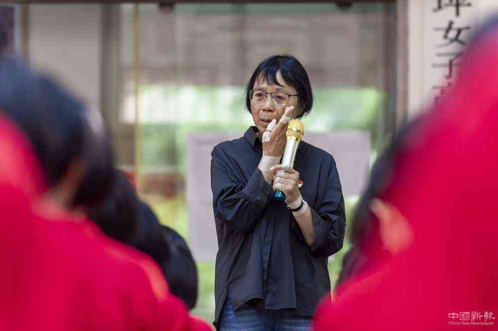 9月5日，云南丽江华坪女子高级中学校长张桂梅在给学生们上课时落泪。2008年，张桂梅创办华坪女高，招收的学生大多来自贫困山区，不少学生基础差，甚至中考分数远低于当地高中的最低录取线。12年来，经过张桂梅的悉心调教，已有1800多名大山女孩从这里考上大学。由于连续多年高负荷工作，患有骨瘤、肺气肿等疾病的张桂梅身体已不堪重负，但她仍坚守在学生身旁，燃烧自己，照亮大山女孩的梦。新华社发（陈欣波 摄）