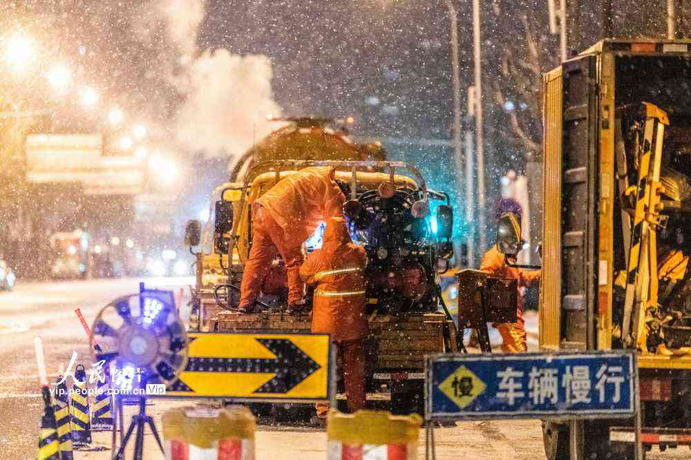 2021年1月19日凌晨，风雪中正在进行道路养护作业的工人师傅。