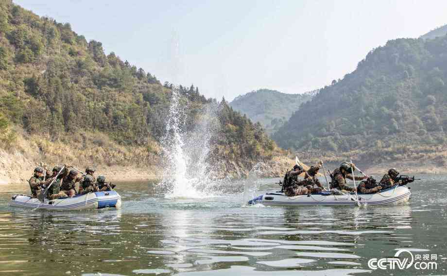 广西贺州：武警特战队员野外极限训练锤炼实战能力