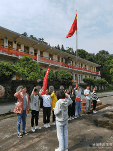 隆回县司门前镇金潭中学举行新团员入团大会