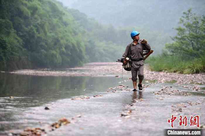 湖北乡村电工坚守大山20年：每年穿坏5双鞋