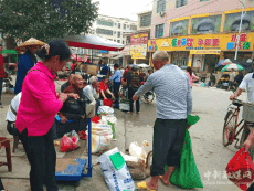 端午来临 武冈市湾头桥镇集市 粽叶俏销