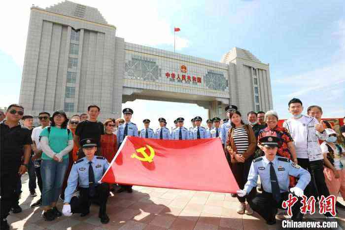 图为满洲里出入境边防检查站民警与游客、驻地群众联合开展庆祝活动。　卢兵兵 摄