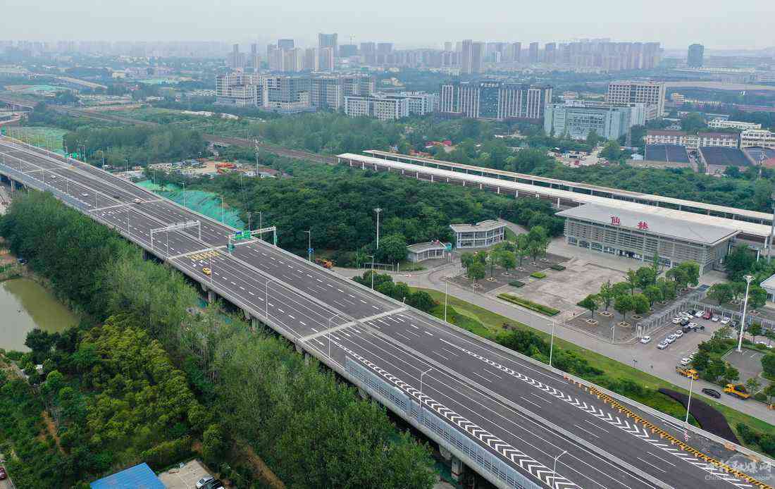 6月30日，车辆行驶在312国道南京段改扩建工程主线高架桥上（无人机照片）。