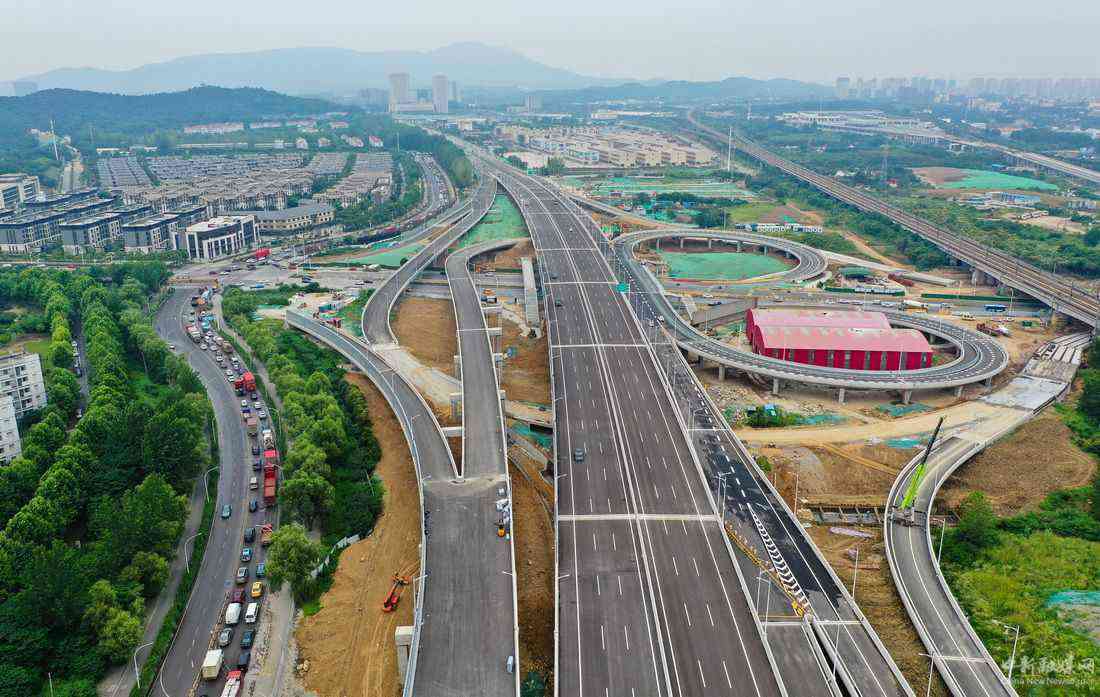 6月30日，车辆行驶在312国道南京段改扩建工程主线高架桥上（无人机照片）。