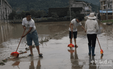 湖南新宁：干群同舟共济抗洪救灾 