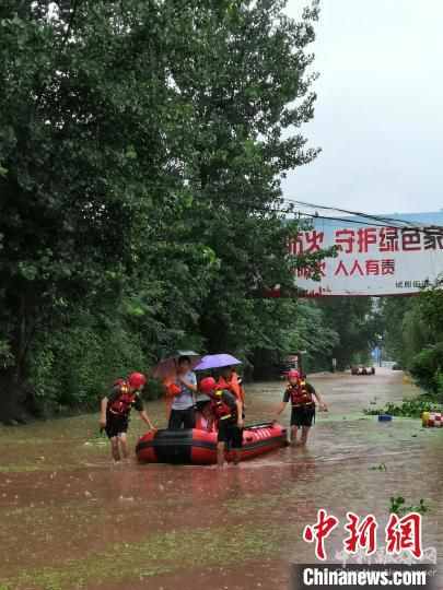 四川达州强降雨致洪涝灾害：救援人员救出被困民众