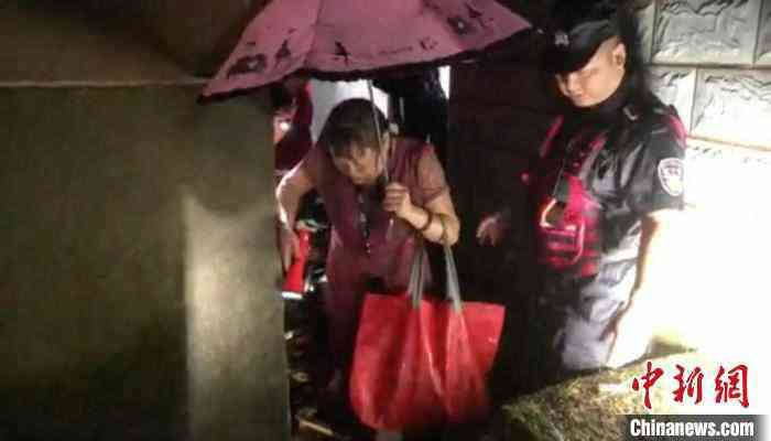 杭州富阳突发山体滑坡14位村民风雨夜紧急转移