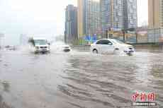 郑州解除暴雨红色预警 直击暴雨下的郑州街头