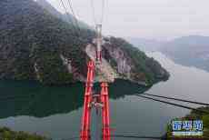 湖北咸丰：深山峡谷建虹桥