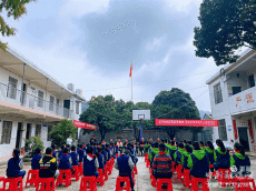 湘乡潭市九雁小学：61件暖心校服的故事