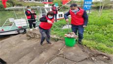 湖南武冈市荆竹铺镇志愿者清理赧水河道共护绿水青山