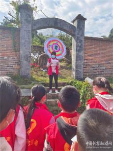 湖南武冈市湾头桥镇中心小学师生清明祭英烈传承爱国情