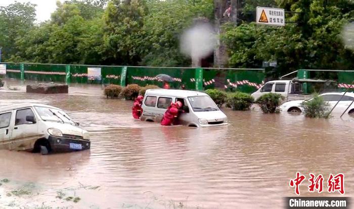 四川：大风暴雨来袭2800人紧急避险转移