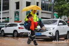 暴雨中的公主抱——别怕，有交警叔叔在