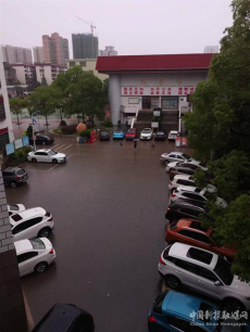 衡阳市实验中学：暴雨袭城困校园 爱心午餐暖学子  