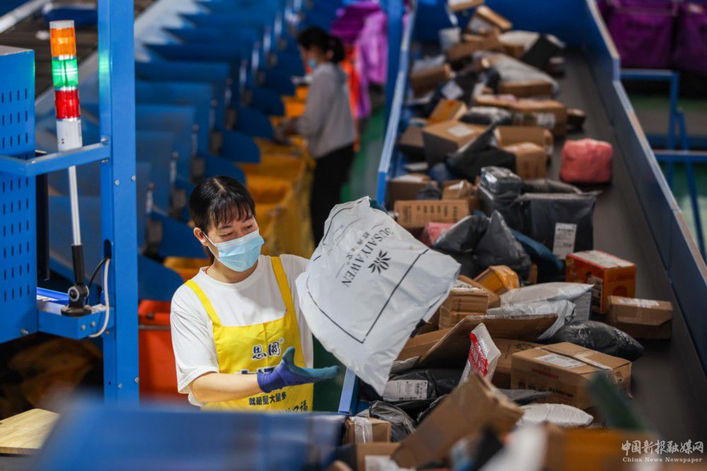 11月10日，在湖南省永州市蓝山县一家物流企业，工作人员在分拣快递。新华社发（彭华 摄）