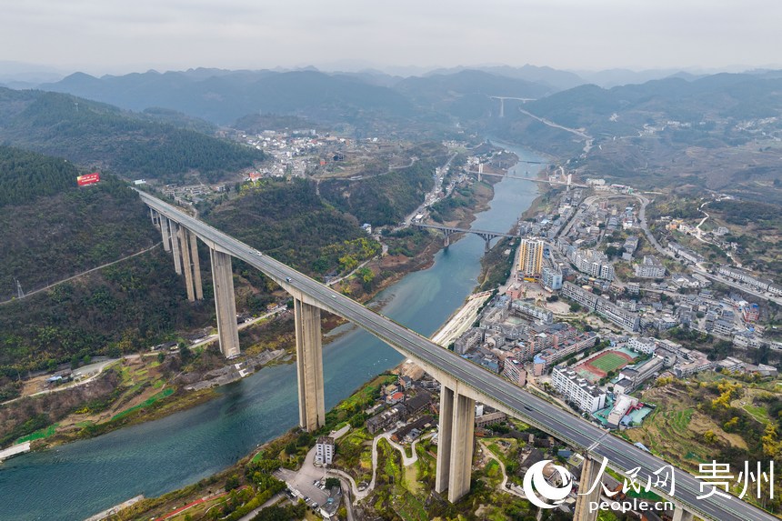 位于贵州省遵义市播州区乌江镇境内的乌江之上分别有兰海高速乌江特大桥、川黔公路乌江双曲拱大桥、贵遵高等级公路乌江斜拉桥、川黔铁路乌江大桥、渝贵铁路乌江大桥经过，形成了五桥飞渡乌江的景观。人民网记者 涂敏摄