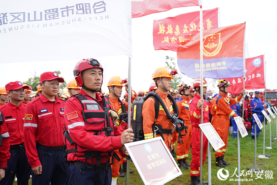 演练人员整装待发。人民网记者 王锐摄