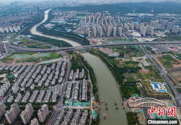 该新建大桥横跨秦淮新河。