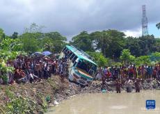 孟加拉国一客车落水致17人死亡