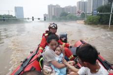 河北涿州：救援人员转移洪水围困群众