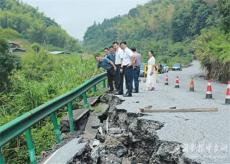 刘丰华到宁家坪镇调研公路隐患和乡村道路建设工作