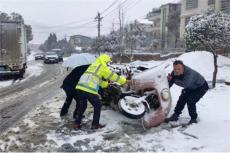 邵阳市武冈交警全力应对冰雪天气确保道路安全畅通