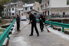 休宁县鹤城乡：村民桥上除冰雪 护航交通保安全