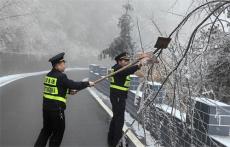 黄山交通执法：坚守冰雪一线 保障道路安全