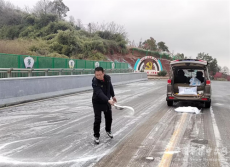 积极应对低温雨雪天气｜茶山坳镇：确保市民安全出行