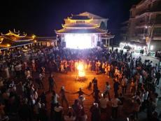 湖南绥宁：苗族村寨篝火喜迎八方游客
