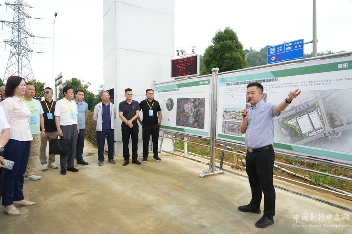 与会嘉宾参观花溪区文体康装备制造基地。贵州省体育局供图