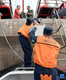 中国海警黄岩舰为渔民送医送药