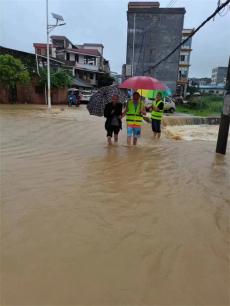 湖南宜章黄沙镇：风雨无阻勇担当 筑牢防汛“安全堤”