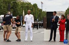奥运火炬传递在巴黎举行