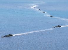 陆军某旅组织两栖装甲车海上训练