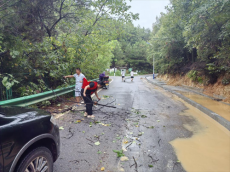 雨母山镇紧急启动IV级防汛应急响应，全力筑牢安全防线