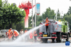 辽宁丹东：逐步清淤复产 市民生活平稳有序