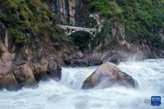 雄奇壮丽虎跳峡 美景如画引客来