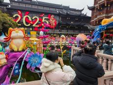 灯火映街市 春暖闹元宵——各地群众欢度元宵佳节