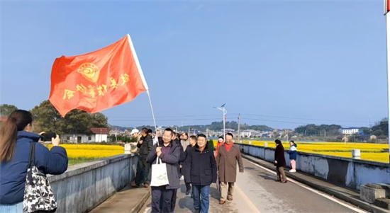 湖南攸县作协开展＂众望攸归.花海寻芳＂大型主题活动